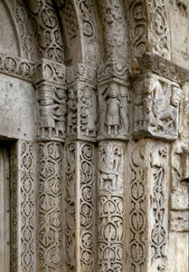 Détail de la façade côté droit de la porte de la Basilique, début du 12ème siècle