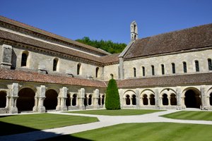 Architecture romane : vue du cloître et des bâtiments de l