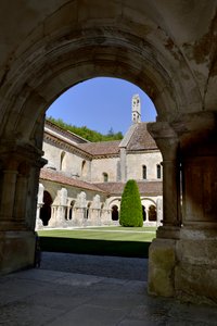 Architecture romane : vue du cloître et des bâtiments de l