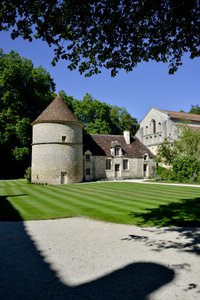 Architecture romane : vue du pigeonnier et du chenil de l