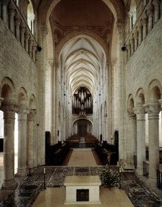 Art roman : vue intérieure de la basilique de Saint-Benoît-sur-Loire (Loiret) construite entre le 11ème et le 13ème siècle