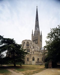 Vue de la cathédrale de la Sainte-Trinité - Romanesque