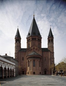 Art roman : vue de la cathédrale Saint-Martin, construite entre le Xe et le XIIe siècle. Mayence, Allemagne - Romanesque
