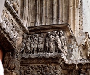 Le baiser de Judas (frise du portail) - Romanesque