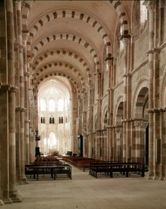 Abbaye de Vézelay (89), la nef de la Basilique Sainte-Marie-Madeleine. 12ème siècle