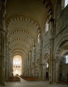 Vue de la nef centrale de la basilique Sainte-Marie-Madeleine (1096-1106), Vézelay, Yonne
