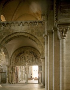 Vue du narthex et du tympan central représentant la mission des apôtres. Basilique Sainte-Marie-Madeleine, Vézelay - Romanesque