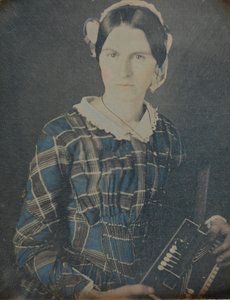 Femme avec un accordéon daguerréotype, années 1840 - Ron Fasand