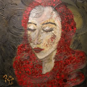 Femme sensible aux cheveux roux