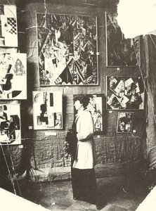 Alexandra Ekster devant les peintures d