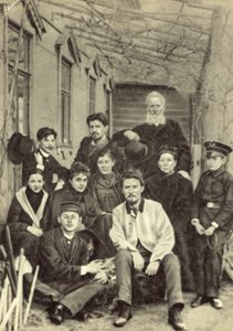 Anton Tchekhov avec des parents et des amis dans la cour de sa maison rue Sadovaya-Kudrinskaya, Moscou, printemps 1890
