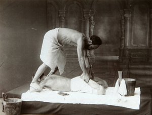 Le Bain Oriental. Massage. Photo Albumin par Dmitri Ivanovich Yermakov (1845-1916) - Russian Photographer