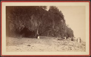 [Groupe de personnes sur le rivage près de falaises, peut-être à Mt. Desert, Maine] - S.R. Stoddard