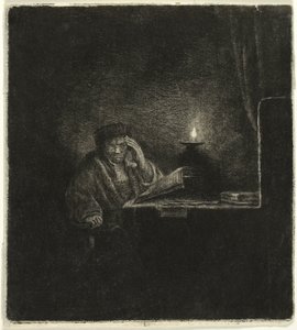 Étudiant à une table à la lumière d