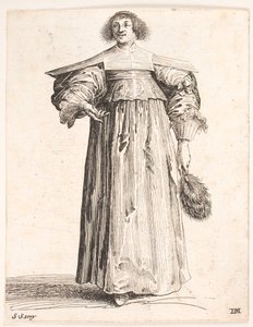 Femme vue de face. Tient un éventail de plumes dans la main gauche et fait un geste de la main droite