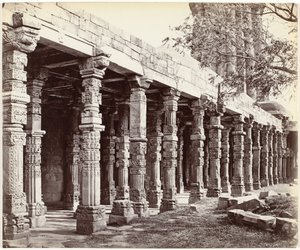 Colonnade avec ornements à la base du Qutb Minar à Delhi