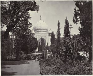 Vue sur le Taj Mahal et le jardin
