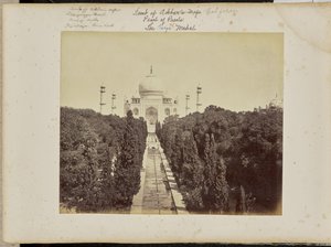Agra; le Taj et le jardin, depuis la porte d