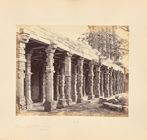 Delhi ; Colonnade de piliers hindous au Kutub Minar, côté est