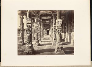 Delhi ; Le Kutub Minar, vue intérieure de la colonnade orientale