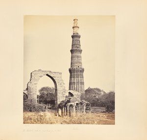 Delhi ; le Kutub Minar, avec le grand arc, vu de l