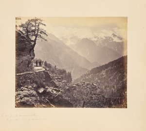 La vue depuis la nouvelle route à Pangi - les grands sommets Chini à l