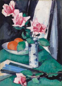 Nature morte avec roses roses et oranges dans un vase bleu et blanc