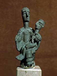 Culture nuragique (nuraghi) sarde : statuette en bronze de déesse mère soutenant un guerrier mort. D