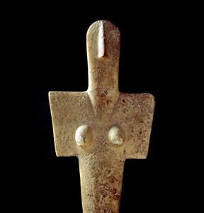Culture nuragique (nuraghi) sarde : statuette en calcaire de déesse mère, idole de type cycladique, de Senorbì (région de Trexenta) datant de la période pré-nuragique (XXe siècle av. J.-C.) Énéolithique. Cagliari, Museo Nazionale Archeologico, Sardaigne, I - Sardinia Nuragic Civilization