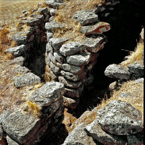 Culture nuragique (nuraghi) sarde : ruines de la ville nuragique sur le site mégalithique de Losa : une des tours défensives. XVe siècle av. J.-C. Abbasanta, Sardaigne, Italie - Sardinia Nuragic Civilization