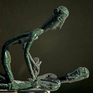 Culture nuragique (nuraghi) sarde : groupe sculpté de lutteurs en bronze. Du Mont Arcosu. VIIIe-VIIe siècle av. J.-C. Cagliari, Museo Nazionale Archeologico, Sardaigne, Italie