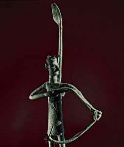 Culture nuragique sarde : statuette de guerrier tirant à l