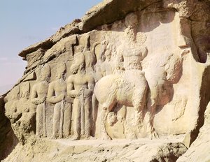 Relief rocheux représentant Shapur I (241-272 ap. J.-C.) et sa famille portant des emblèmes héraldiques sur leurs chapeaux - Sasanian