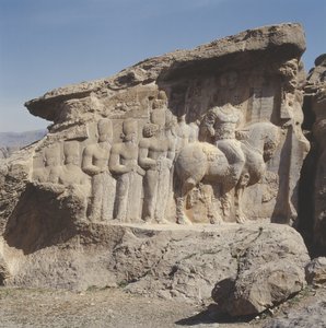 Relief rocheux représentant Shapur I (241-272 ap. J.-C.) et sa famille portant des emblèmes héraldiques sur leurs chapeaux, avec une inscription trilingue sur le cheval en grec, parthe et moyen-perse - Sasanian