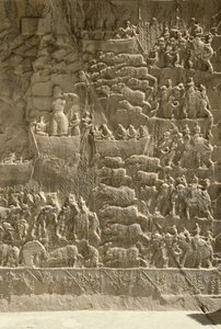 Une chasse royale au sanglier, représentant peut-être Khosrow II tirant une flèche depuis un bateau, relief du côté des aivans, vers 620 - Sasanian School