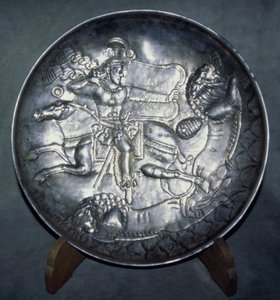 Plat représentant le Roi Ardashir II (r.379-86), de Sari, Mazandaran, c. 380 apr. J.-C. - Sasanian School