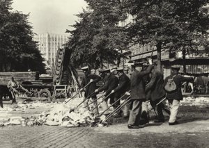 Berlin: Balayeurs de Rue sur la Place Wittenberg