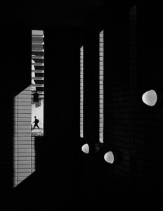 Un homme entre ombre et lumière
