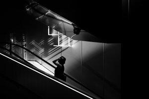 Éclairage des escaliers roulants urbains