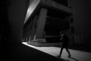 Chemin urbain dans la lumière
