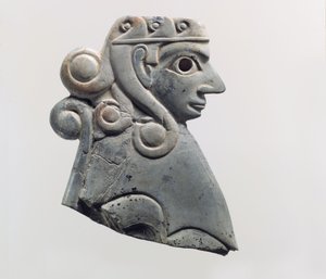 Plaque de meuble : sphinx femelle avec boucles de style Hathor, vers XVIIIe siècle av. J.-C. (ivoire d