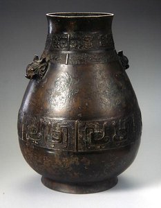 Un vase Hu avec décoration moulée - School Chinese