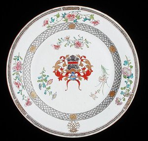 Un plat armorial famille rose avec les armes de Leonrodt d
