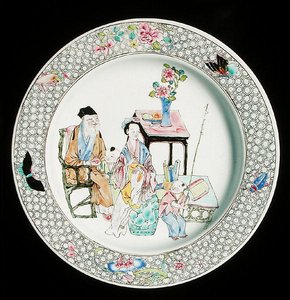 Un plat en porcelaine famille rose, vers 1730