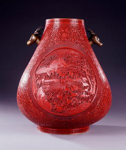 Un grand vase en laque rouge sculpté en forme de poire