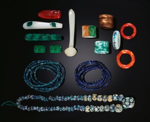 Sélection de bijoux chinois comprenant une rare longue chaîne de perles de verre anciennes, période des Royaumes combattants; Cinq chaînes de perles de verre anciennes de la dynastie Han; Un groupe d