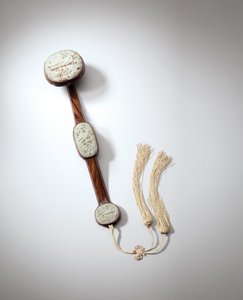 Sceptre Ruyi incrusté de jade gris-vert sculpté, dynastie Yuan au début de la dynastie Ming