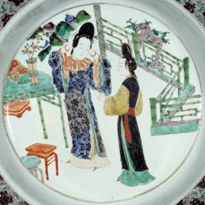 Art chinois : « Deux femmes élégamment coiffées » Assiette en céramique du 18e siècle. Paris, Musée Guimet, Musée National des Arts Asiatiques