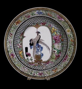 Art chinois : assiette en céramique de la famille rose décorée d