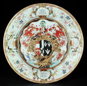 Assiette peinte en émaux famille rose dans le style Rococo avec les armoiries de Leake Okeover Esq., période Kangxi (1662-1722)